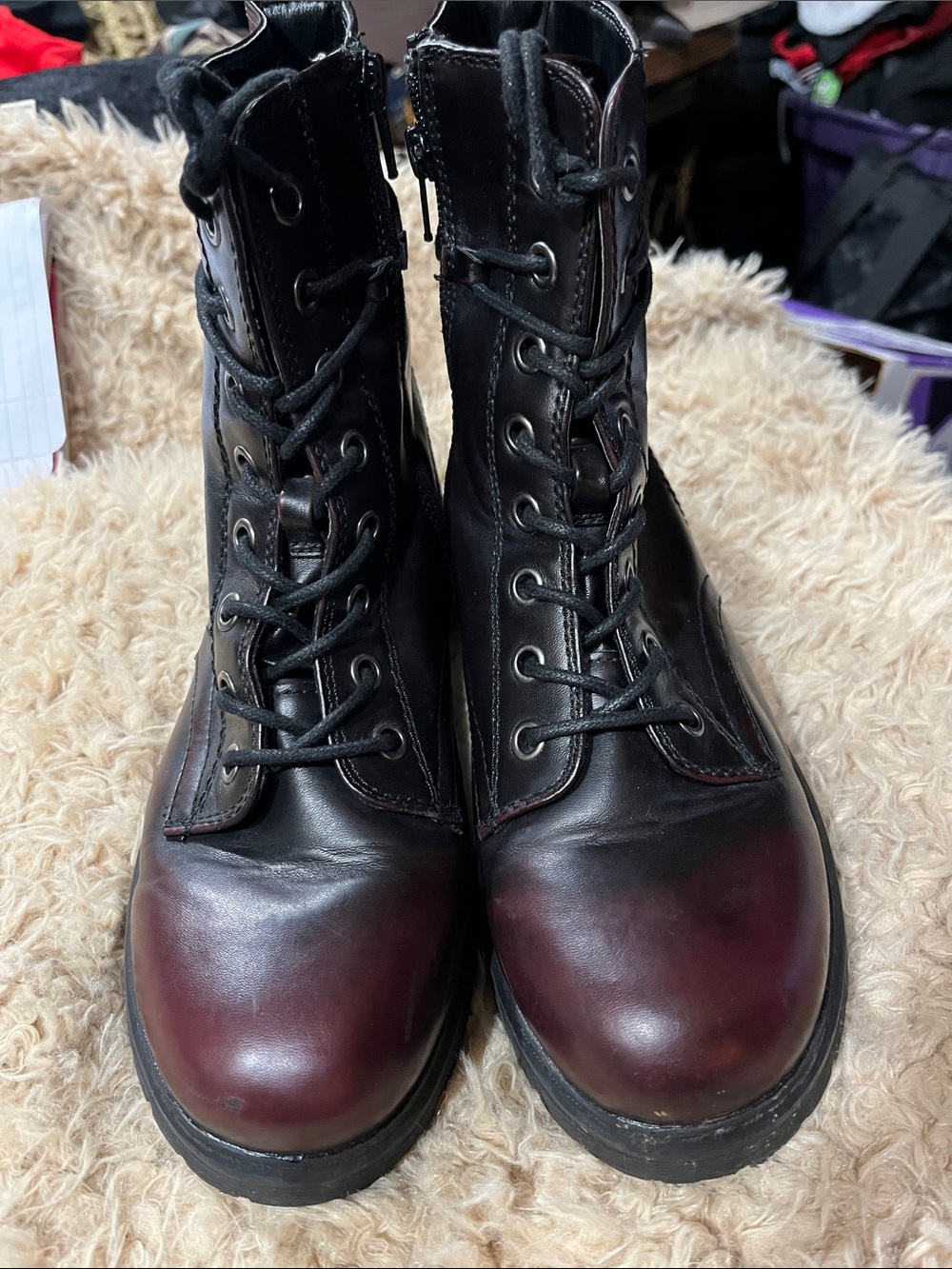 Preowned- SO Kohl's Black Leather Lace-Up Boots with Burgundy Accent ( SZ. 8.5W)